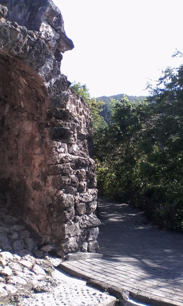 Jalur Ke Gerbang Dua Benteng Otanaha